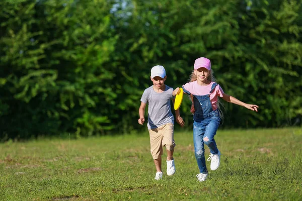Söta Små Barn Leker Frisbee Utomhus — Stockfoto