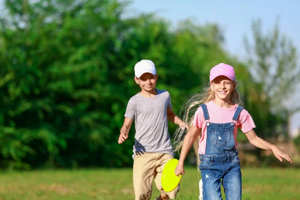 Lindos Niños Pequeños Jugando Frisbee Aire Libre —  Fotos de Stock