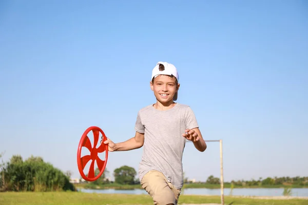 Lindo Niño Jugando Frisbee Aire Libre — Foto de Stock