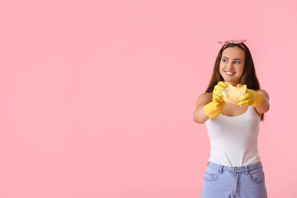 Mujer Joven Con Esponja Sobre Fondo Color — Foto de Stock