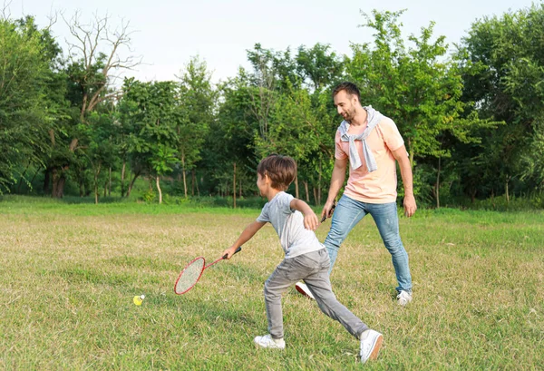 Ragazzino Che Gioca Tennis Con Suo Padre Sul Campo — Foto Stock