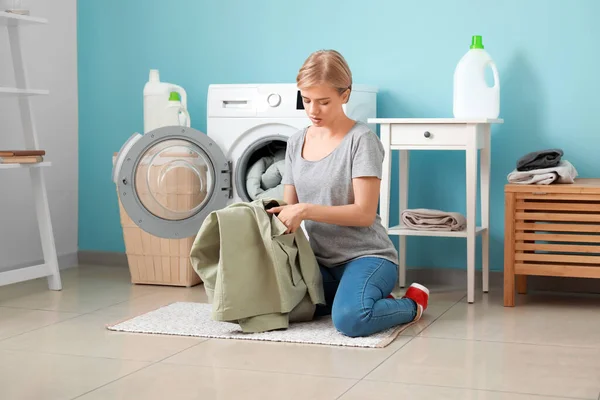 Junge Frau Überprüft Tasche Grüner Jacke Vor Dem Waschen Badezimmer — Stockfoto
