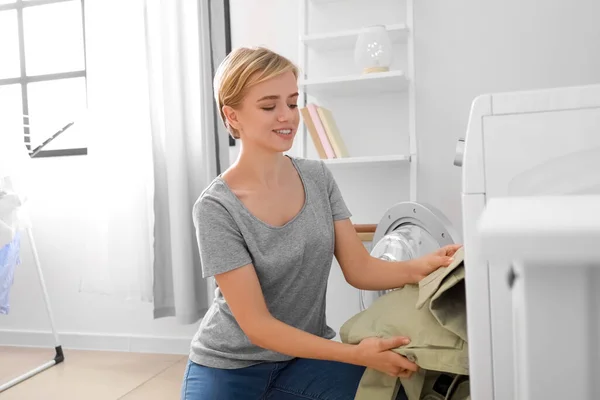 Junge Frau Steckt Grüne Jacke Waschmaschine Badezimmer — Stockfoto