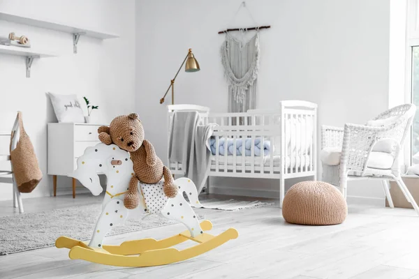 Niedlicher Spielzeugbär Sitzt Auf Schaukelpferd Kinderzimmer — Stockfoto