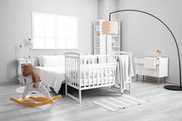 Interior Del Elegante Dormitorio Con Cama Cuna Oso Juguete Caballo —  Fotos de Stock