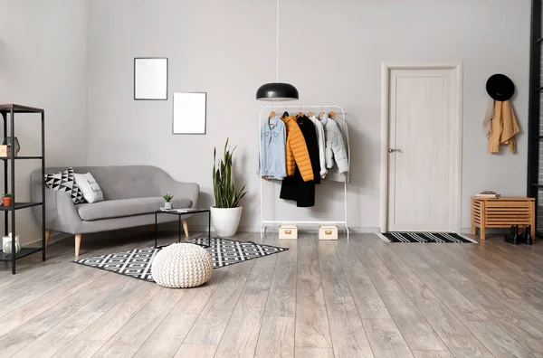 Interior Ruangan Modern Dengan Sofa Dan Gantungan Dengan Jaket Bergaya — Stok Foto