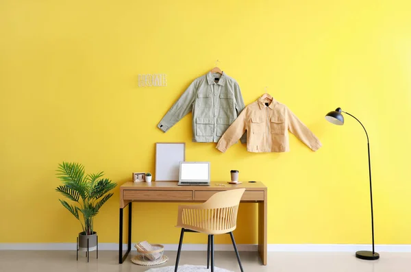 現代的な職場とスタイリッシュなジャケットが壁に掛けられたスタイリッシュな部屋のインテリア — ストック写真