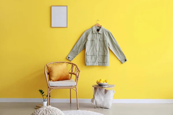 Άνετη Καρέκλα Και Σακάκι Κρέμεται Στον Τοίχο Χρώμα Στο Δωμάτιο — Φωτογραφία Αρχείου
