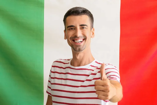 Bonito Jovem Mostrando Polegar Contra Bandeira Italiana — Fotografia de Stock