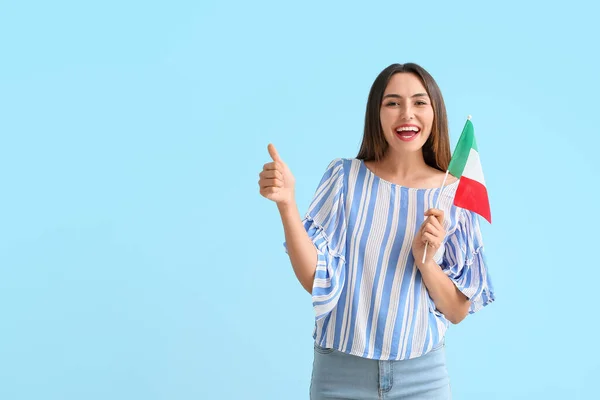 Młoda Kobieta Włoską Flagą Pokazuje Kciuk Góry Tle Koloru — Zdjęcie stockowe