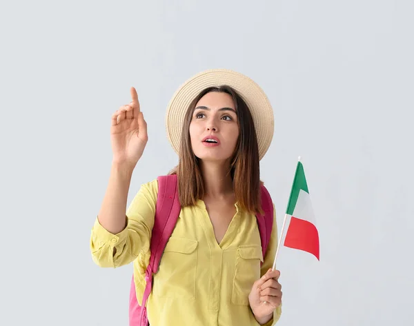 Turista Femenina Con Bandera Italiana Señalando Algo Sobre Fondo Claro — Foto de Stock