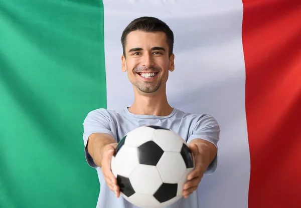 Футбольний Уболівальник Проти Італійського Прапора — стокове фото