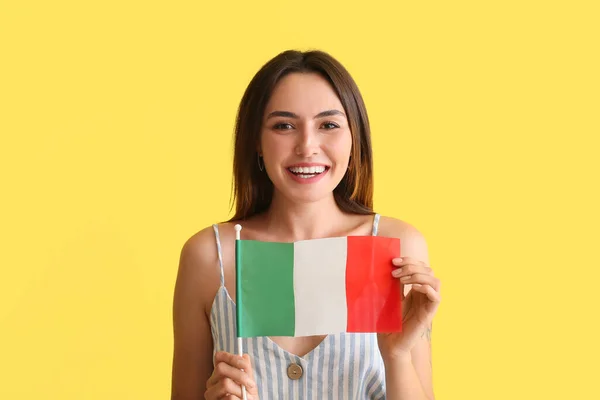 Hermosa Joven Con Bandera Italiana Sobre Fondo Amarillo — Foto de Stock