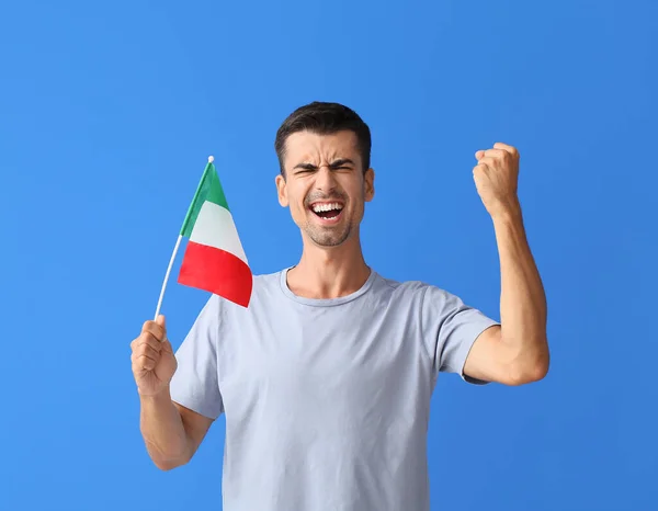 色の背景にイタリアの旗を持つ感情的な若い男 — ストック写真