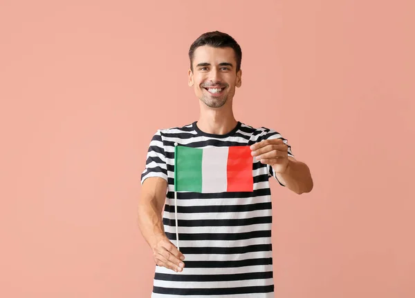 Joven Con Bandera Italiana Sobre Fondo Color — Foto de Stock