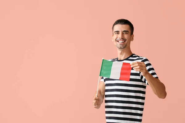 Junger Mann Mit Italienischer Flagge Auf Farbigem Hintergrund — Stockfoto