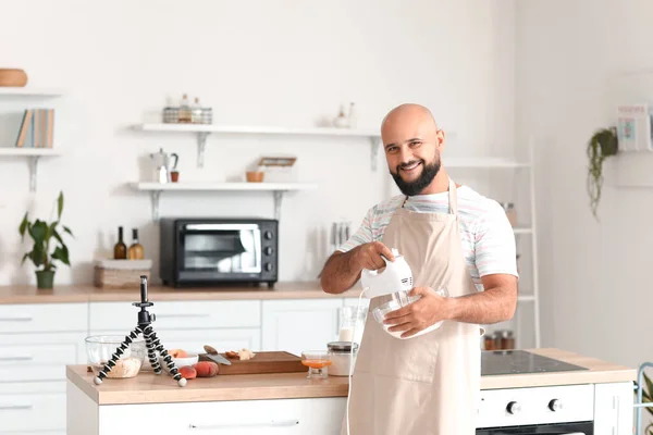Mutfakta Video Dersini Takip Ederken Yumurta Albümünü Mikserle Kırbaçlayan Yakışıklı — Stok fotoğraf