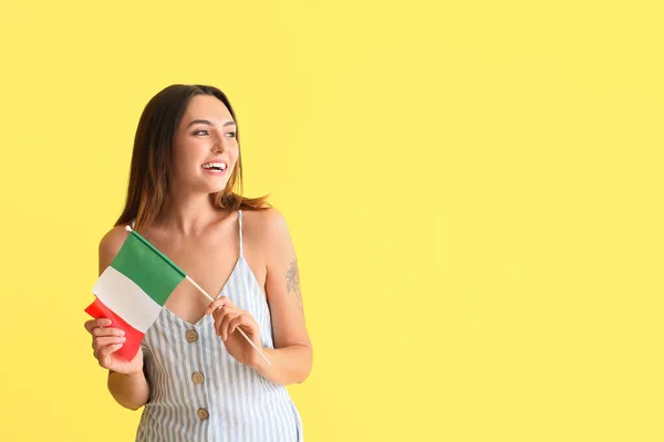 Mulher Bonita Com Bandeira Italiana Fundo Amarelo — Fotografia de Stock