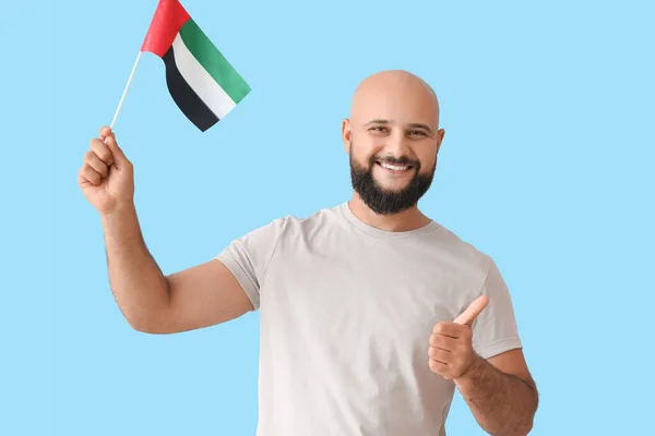 Hombre Con Bandera Nacional Los Emiratos Árabes Unidos Mostrando Pulgar — Foto de Stock