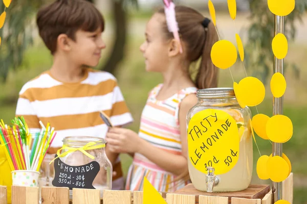 可爱的孩子在公园里卖柠檬水 — 图库照片