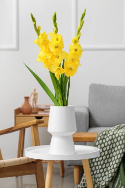 Odada gladiolus çiçekleri olan güzel bir vazo.