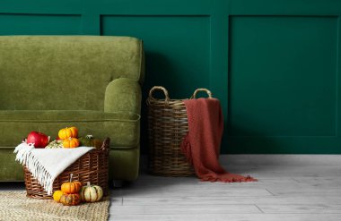 Sonbahar desenli güzel bir oturma odası.