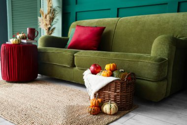 Sonbahar desenli güzel bir oturma odası.