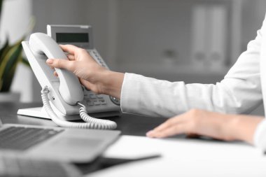 Ofisinde telefonu olan iş kadını, yakın plan.