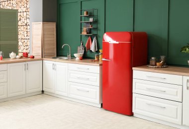 Buzdolabı ve mutfak tezgahları şık.