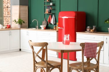 Mutfaktaki yemek masasında limonatalı sürahi.