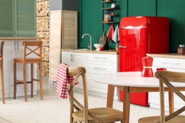 Şık bir yemek masası ve mutfakta sandalyeler, yakın plan.