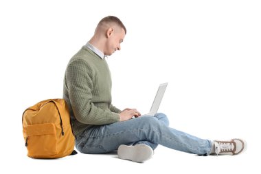 Beyaz arkaplanda dizüstü bilgisayar kullanan erkek öğrenci