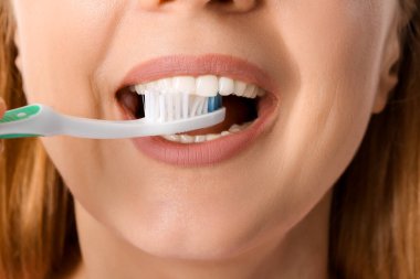 Güzel olgun kadın dişlerini fırçalıyor, yakın plan.