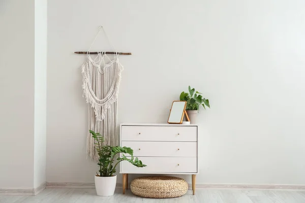 Modern Chest Drawers Houseplants White Wall — Stock Photo, Image