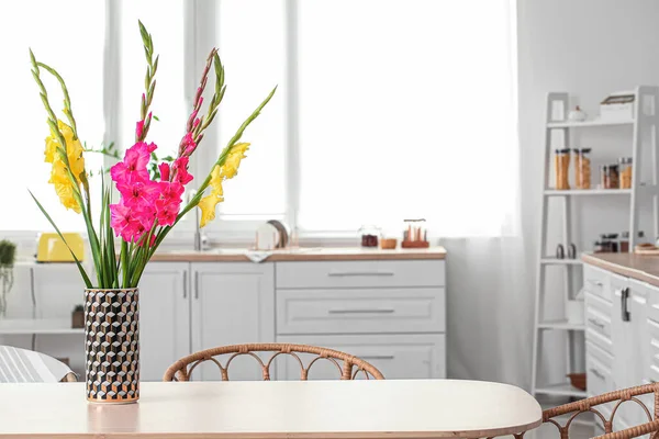 Mutfaktaki Masasında Güzel Gladiolus Çiçekleri Olan Vazo — Stok fotoğraf