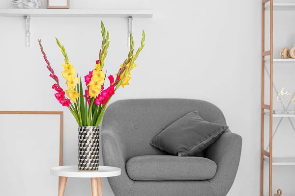 Wazon Pięknym Gladiolus Kwiaty Stole Fotel Pobliżu Białej Ściany — Zdjęcie stockowe