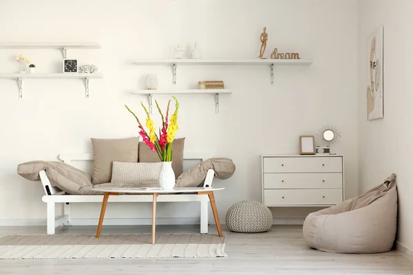 Interiör Elegant Vardagsrum Med Bekväm Soffa Och Gladiolus Blommor — Stockfoto