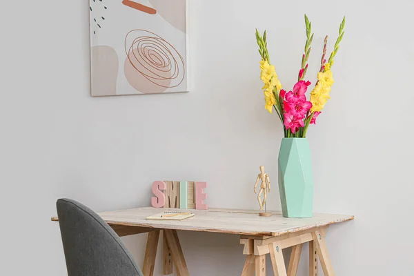 Vaso Com Belas Flores Gladiolus Decoração Mesa Perto Parede Branca — Fotografia de Stock