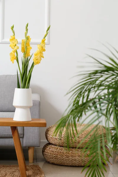 Beautiful Vase Gladiolus Flowers Table Room — ストック写真