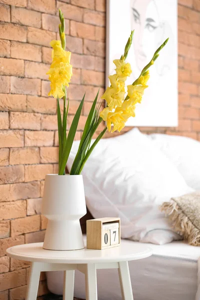 Vase Beautiful Gladiolus Flowers Table Bedroom — ストック写真