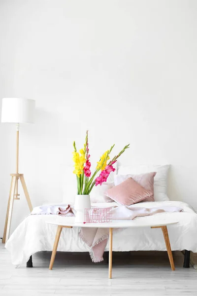 Interior Del Elegante Dormitorio Con Lámpara Moderna Hermosas Flores Gladiolo —  Fotos de Stock