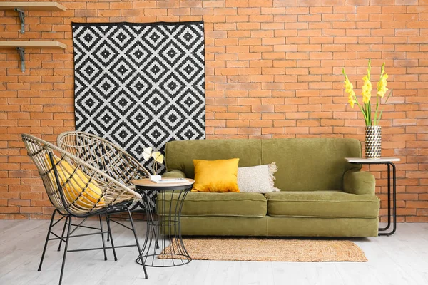 Interieur Des Stilvollen Wohnzimmers Mit Gemütlichem Sofa Und Gladiolenblumen — Stockfoto