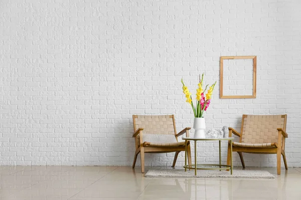 Cómodos Sillones Jarrón Con Hermosas Flores Gladiolo Habitación — Foto de Stock