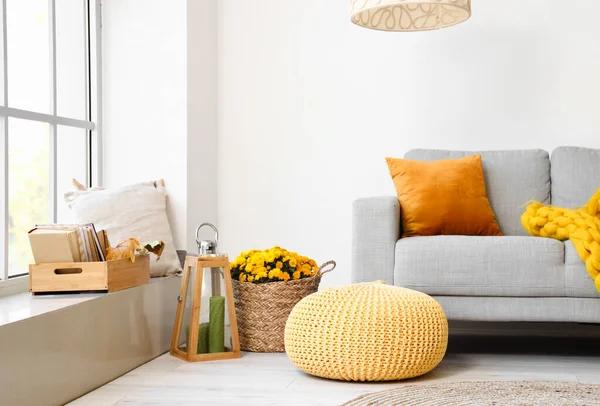 Interieur Eines Modernen Wohnzimmers Mit Bequemem Sofa Chrysanthemenblumen Und Hocker — Stockfoto