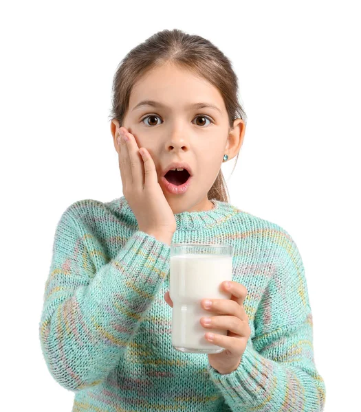 Verrast Klein Meisje Met Glas Melk Geïsoleerd Wit — Stockfoto