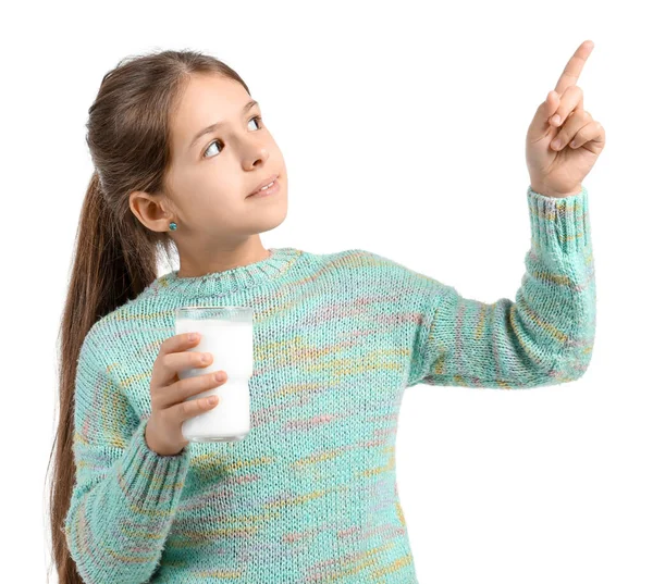 Bambina Con Bicchiere Latte Che Indica Qualcosa Sfondo Bianco — Foto Stock