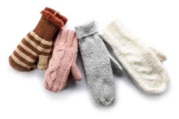 Beyaz arkaplanda farklı sıcak eldivenler