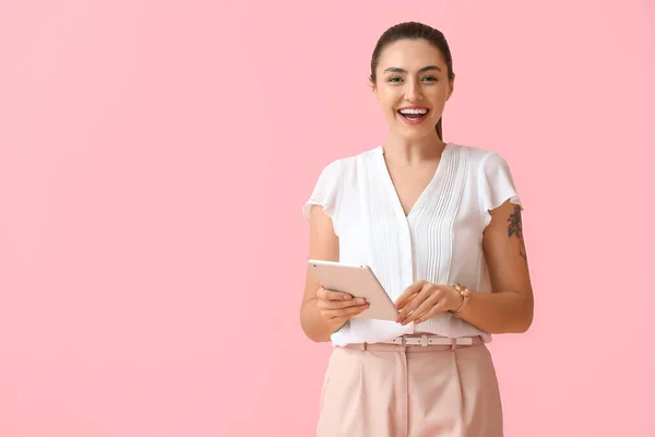 快乐的年轻女商人 拥有粉色背景的平板电脑 — 图库照片