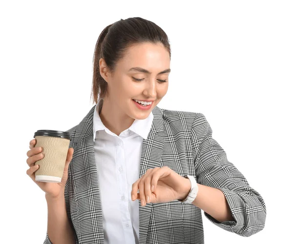 Hübsche Geschäftsfrau Mit Tasse Kaffee Schaut Auf Armbanduhr Auf Weißem — Stockfoto