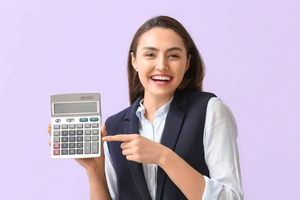 Pretty Young Businesswoman Pointing Calculator Lilac Background — Stock Photo, Image